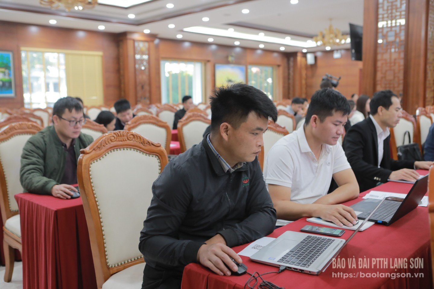 Oficialii comunei și ai secțiilor participă la instruire