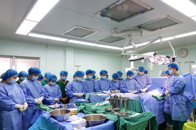 24-timmars kapplöpning för att hämta och transplantera organ från den första hjärndöda donatorn i Mekongdeltat - Foto 1.