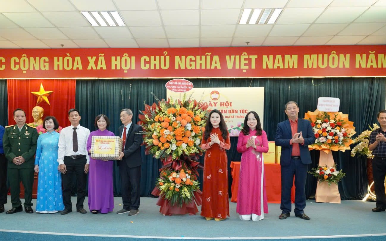 Lãnh đạo phường Hai Bà Trưng tặng hoa chúc mừng Tổ dân phố số 36