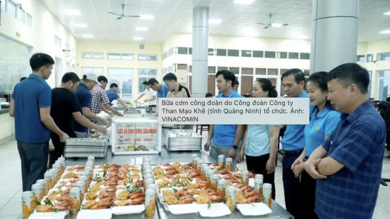 អាហារសាមគ្គីរៀបចំដោយសម្ព័ន្ធក្រុមហ៊ុនធ្យូងថ្ម Mao Khe (ខេត្ត Quang Ninh)។ (រូបថត៖ T.L) Bữa cơm công đoàn do Công đoàn Công ty Than Mạo Khê (tỉnh Quảng Ninh) tổ chức. (Ảnh: T.L)