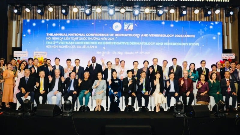 राष्ट्रीय और अंतर्राष्ट्रीय प्रतिनिधियों ने 2025 राष्ट्रीय त्वचाविज्ञान सम्मेलन और तीसरे वियतनाम त्वचाविज्ञान अनुसंधान सम्मेलन के उद्घाटन सत्र में भाग लिया।