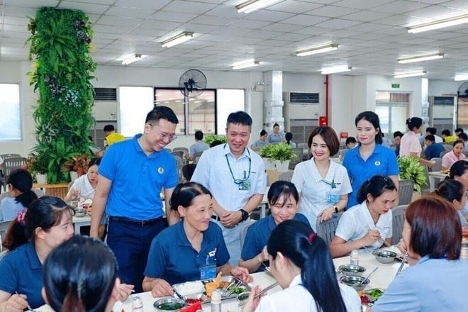 កម្មករសប្បាយចិត្តរីករាយ Bữa cơm công đoàn 2025: Chăm lo thiết thực, gắn kết người lao động