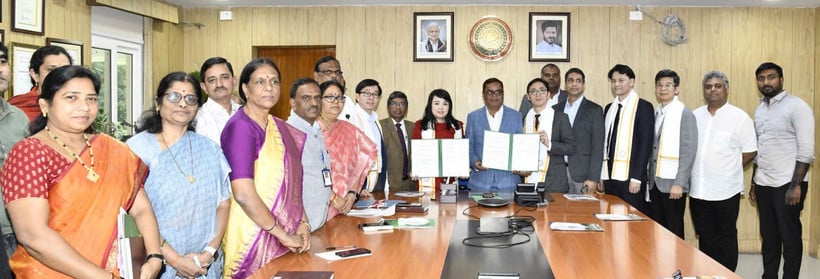 भारत में वियतनाम दूतावास के काउंसलर श्री त्रान थान तुंग की उपस्थिति में समझौता ज्ञापन पर हस्ताक्षर समारोह का अवलोकन।