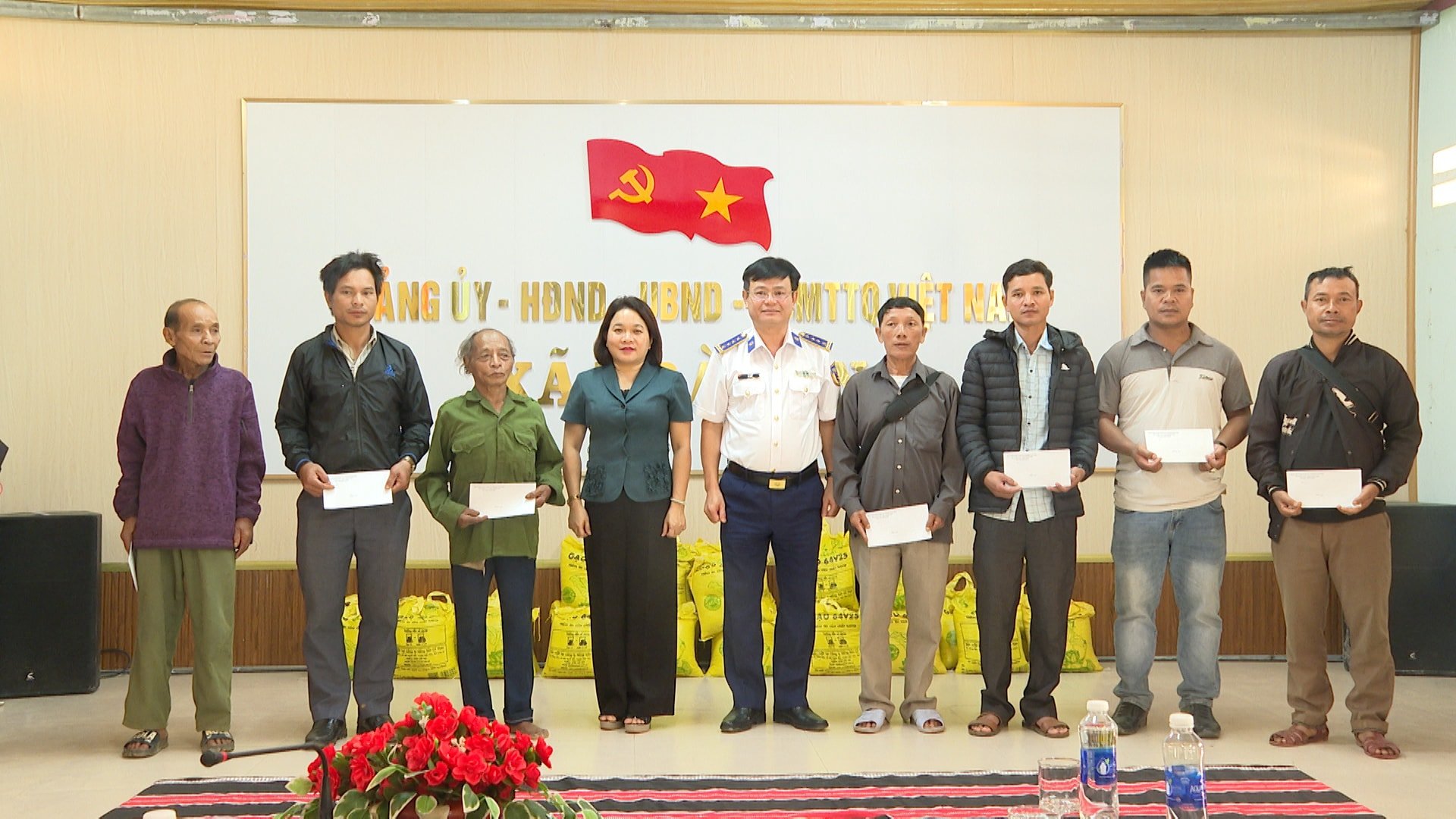 дарування подарунків старостам села