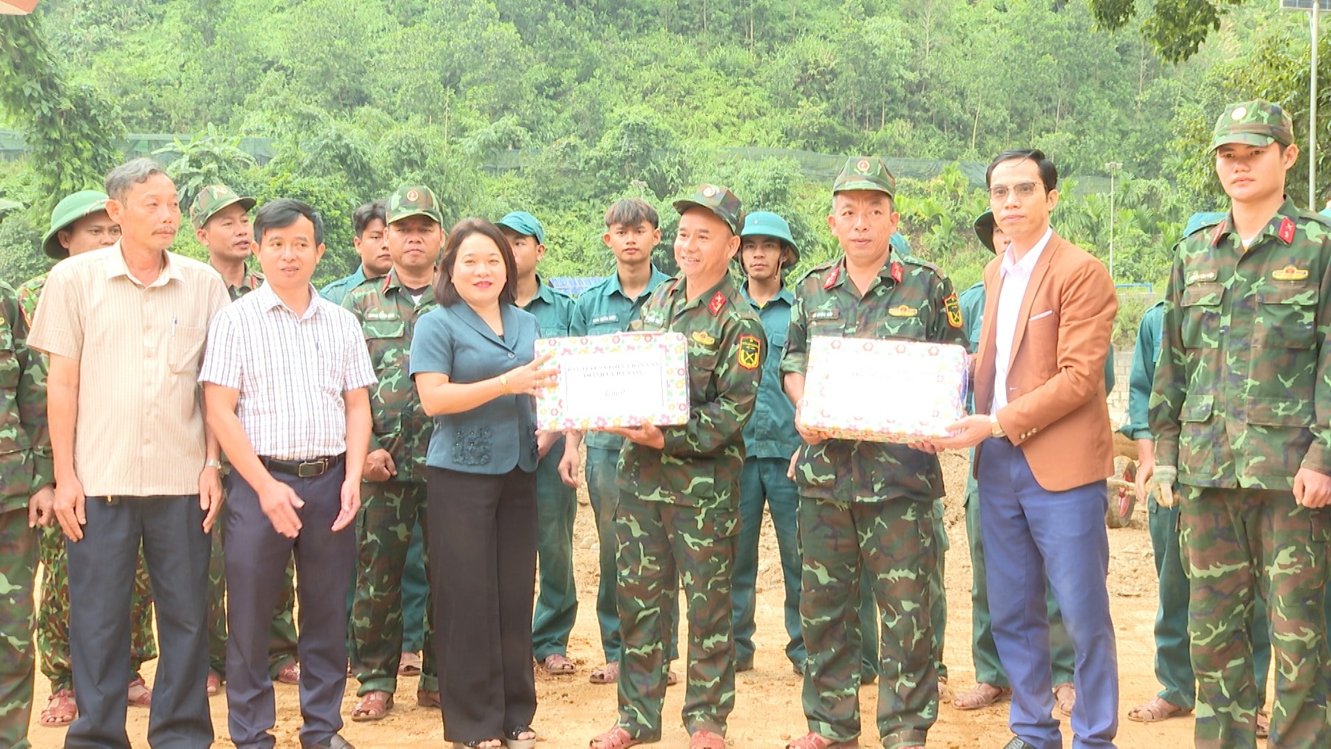 дарування подарунків солдатам
