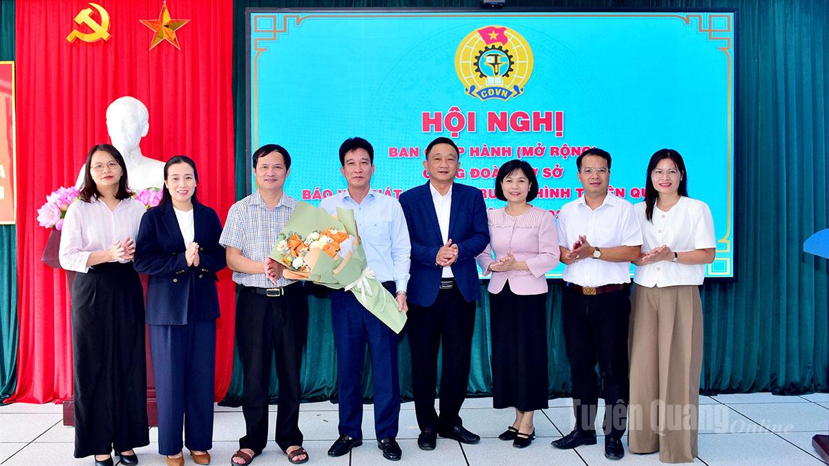 Elvtársak: Trieu Tai Phong, a Tartományi Munkásszövetség elnöke és Tran Viet Tuyen főszerkesztő-helyettes virággal köszöntötték a Tuyen Quang Újság, Rádió és Televízió Szakszervezet 2025-2030-as ciklusának végrehajtó bizottságát.