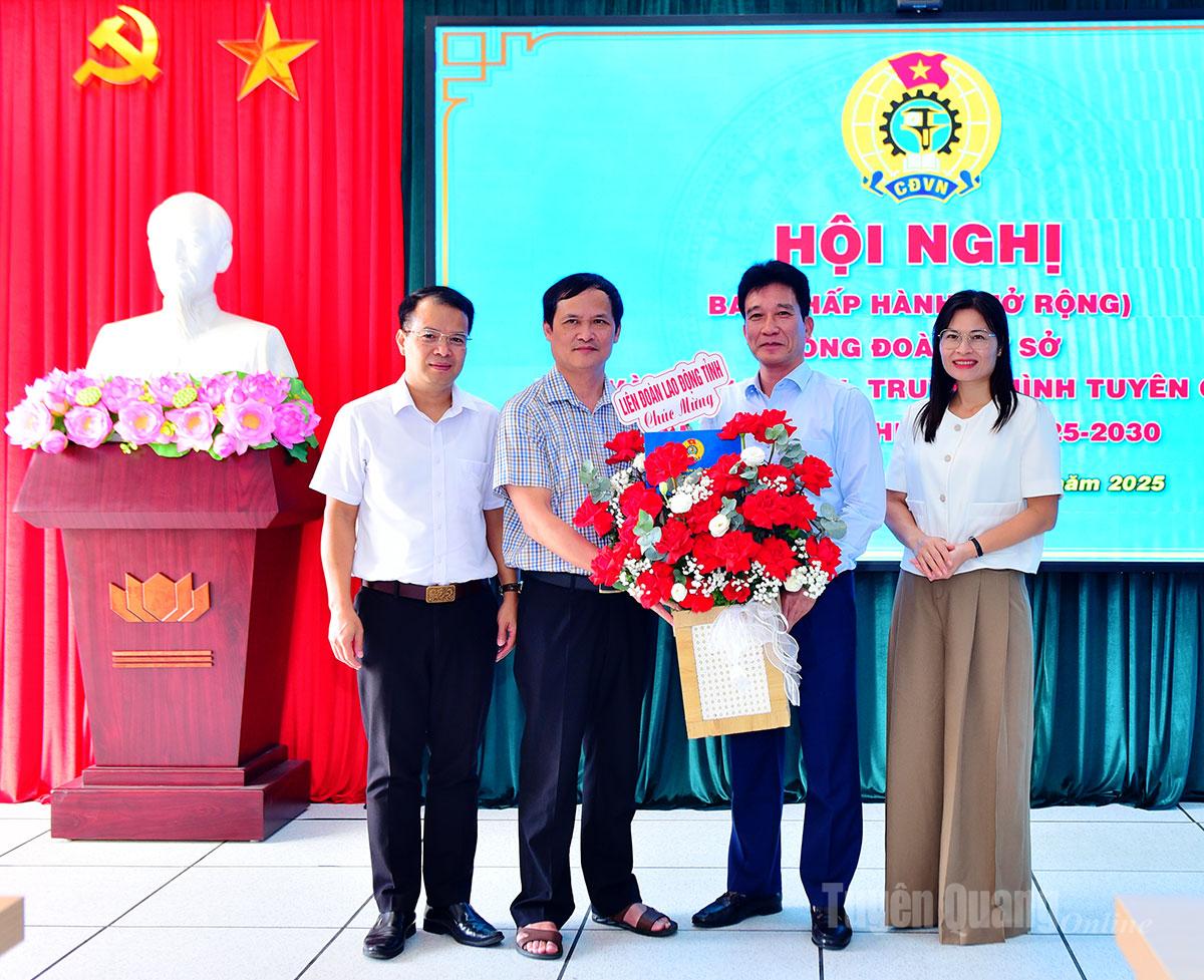 Trieu Tai Phong, a Tartományi Munkásszövetség elnöke virággal gratulált a Tuyen Quang Újság-, Rádió- és Televíziós Szakszervezetnek.