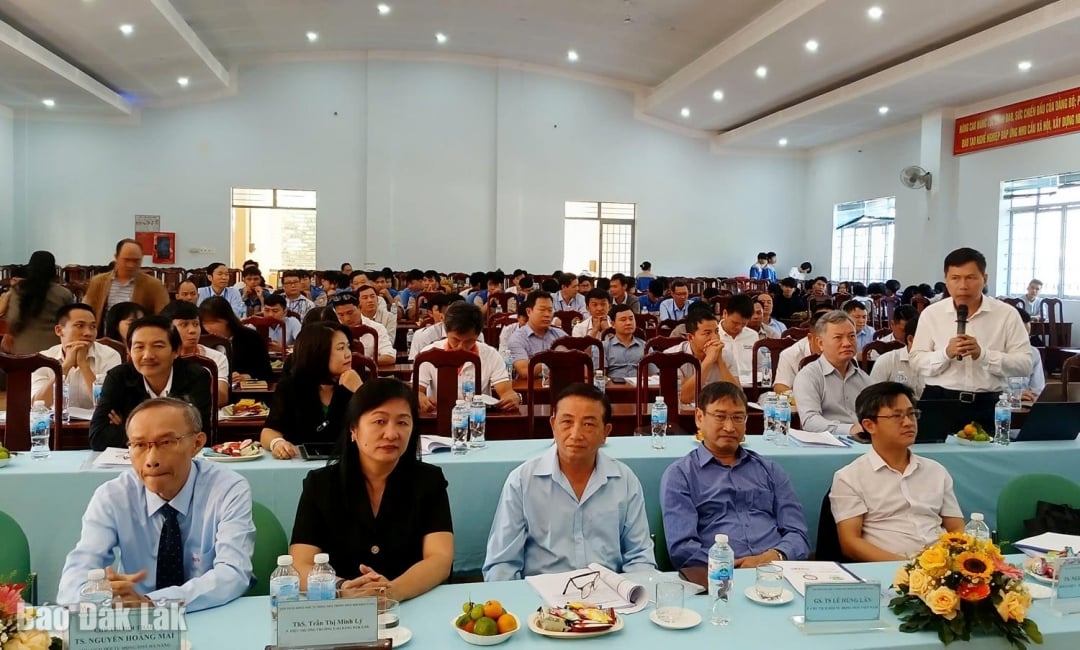 Οι σύνεδροι έθεσαν ερωτήσεις στους ομιλητές που έκαναν ρεπορτάζ στο εργαστήριο. Φωτογραφία: Trung Hieu