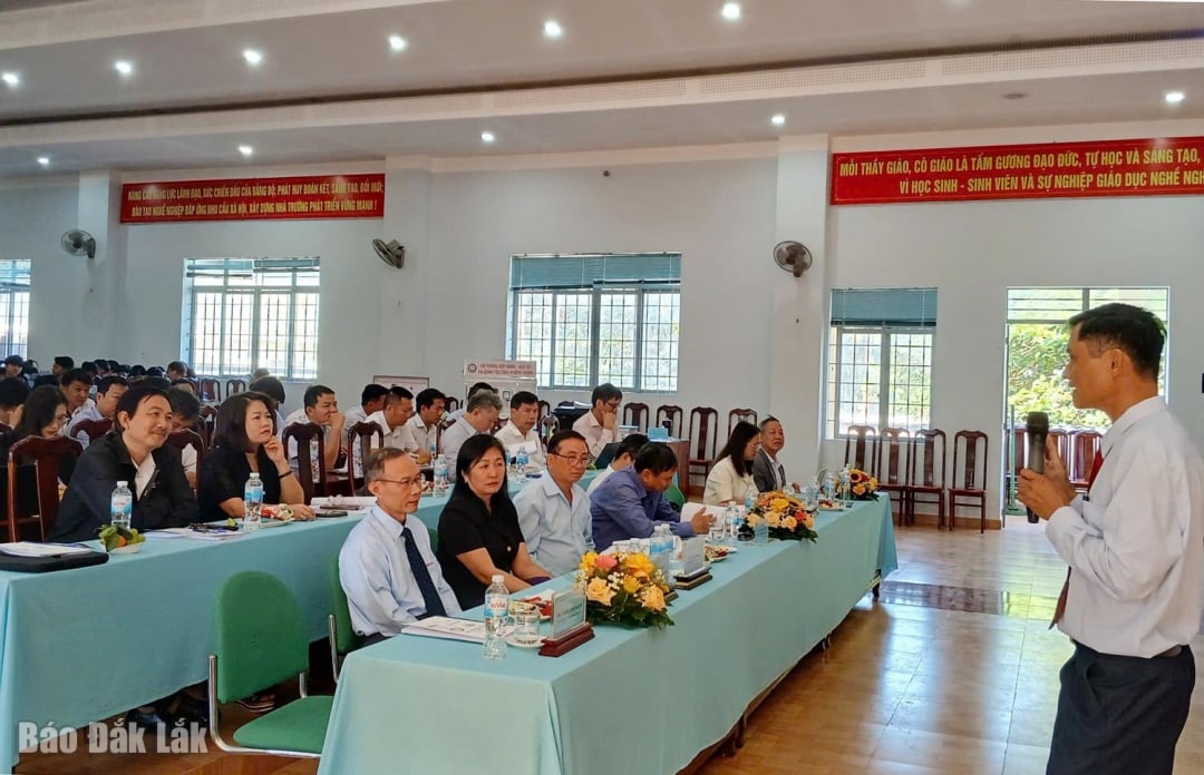 Ο Δάσκαλος Tran Van Dung, από το Κολλέγιο Dak Lak, παρουσίασε μια εργασία σχετικά με τον Σταθμό Φόρτισης Ηλεκτρικών Οχημάτων που χρησιμοποιεί Ηλιακή Μπαταρία στο συνέδριο. Φωτογραφία: Trung Hieu