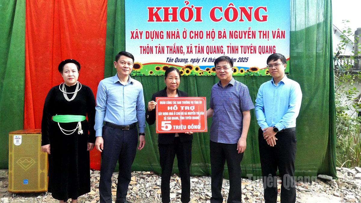 Kamrat Nguyen Hung Vuong, medlem av provinspartiets ständiga kommitté och ordförande för provinspartiets inspektionskommission, presenterade stöd från provinspartiets arbetsdelegation till familjen Nguyen Thi Van, byn Tan Thang, Tan Quang kommun, för att bygga ett hus.