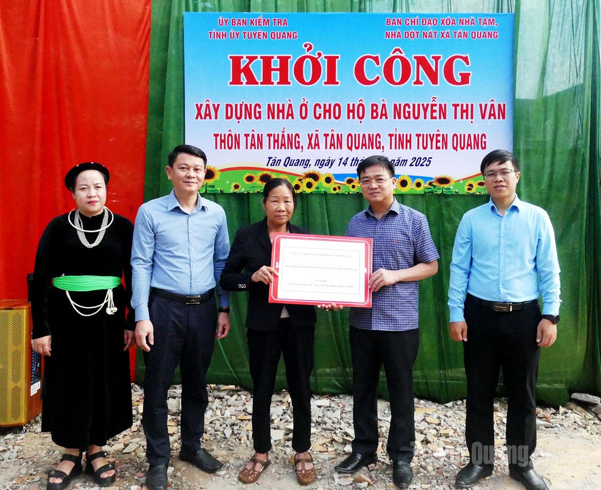 Kamrat Nguyen Hung Vuong, medlem av den provinsiella partikommittén, ordförande för den provinsiella partikommitténs inspektionskommission och ledare för Tan Quang-kommunen överlämnade stöd från hjälpmobiliseringskommittén, Vietnams fosterlandsfrontskommitté i Tuyen Quang-provinsen till Nguyen Thi Vans familj.