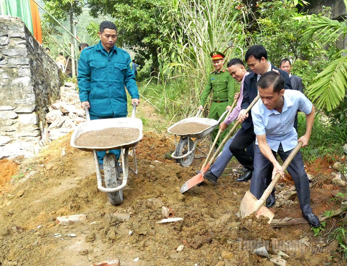 Tjänstemän från den provinsiella partikommitténs inspektionskommission, kommuntjänstemän och lokala styrkor stödde familjen med att jämna ut och röja marken för att börja bygga huset.