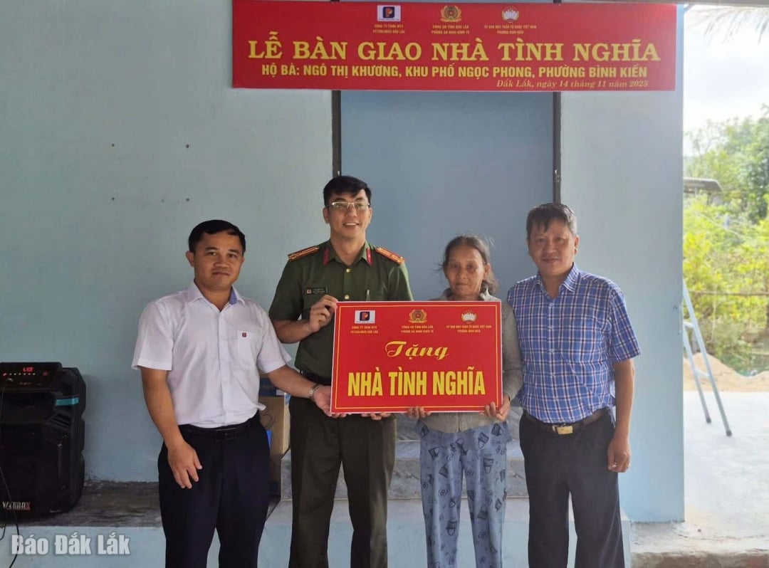 Representatives of the units presented a symbolic plaque of support money to the family of Ms. Ngo Thi Khuong.