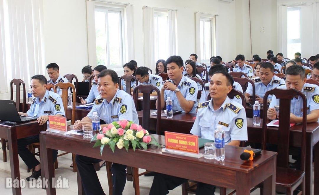 Tjänstemän och offentliganställda från den provinsiella marknadsförvaltningsstyrkan deltog i en utbildning och utbytte yrkeskunskap.