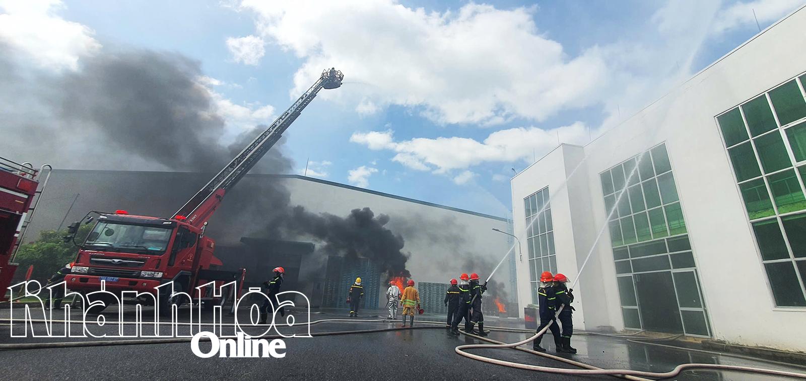 អ្នកពន្លត់អគ្គីភ័យជំនាញបានចូលរួមពន្លត់អគ្គីភ័យនៅកន្លែងកើតហេតុ។