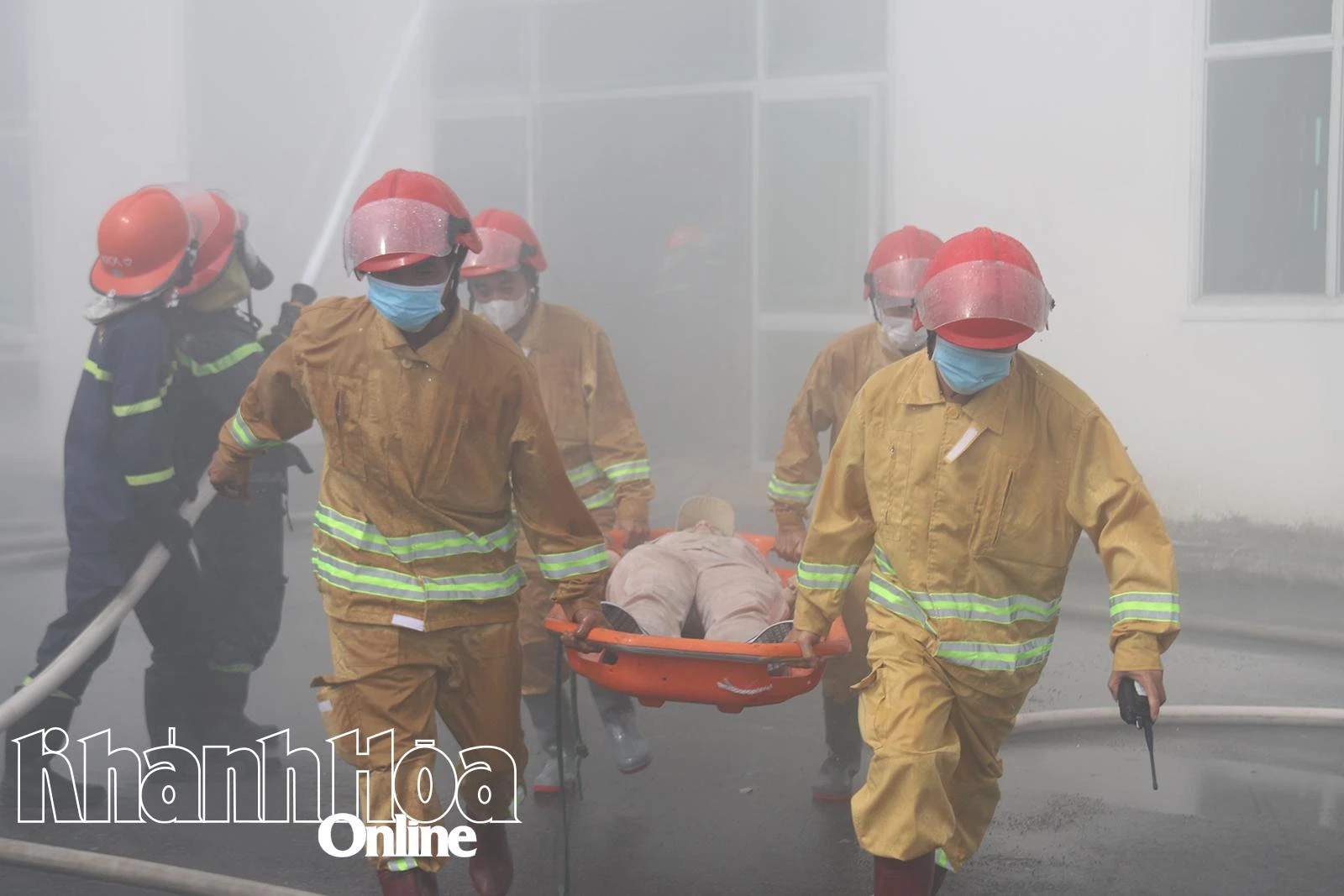 ក្រុម​ពន្លត់​អគ្គិភ័យ​នៅ​នឹង​កន្លែង​បាន​ប្រញាប់​នាំ​ជន​រង​គ្រោះ​ចេញពី​កន្លែង​កើតហេតុ ។