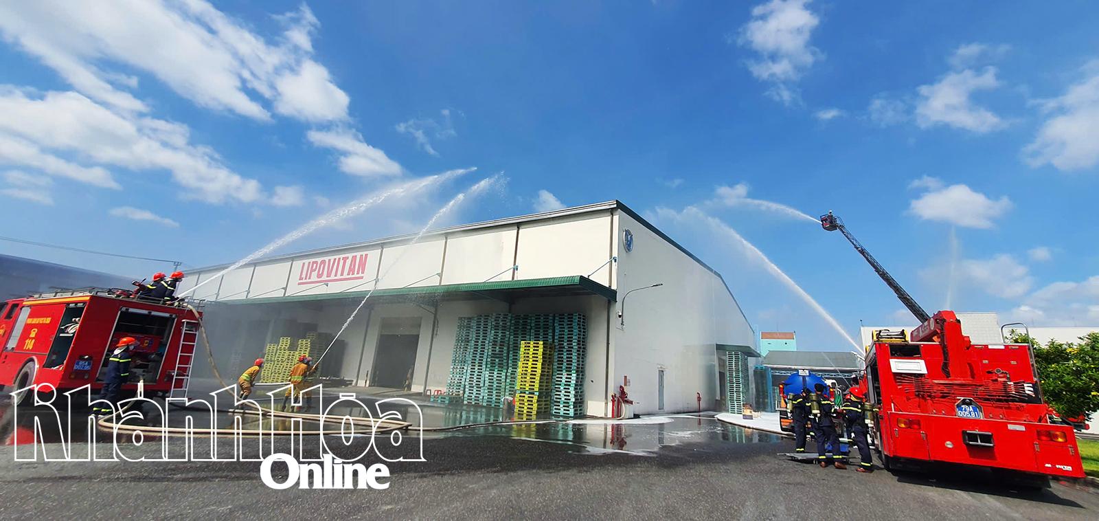 ការ​ពន្លត់​អគ្គិភ័យ​ត្រូវ​បាន​ធ្វើ​ឡើង​ពី​ទិស​ដៅ​ជា​ច្រើន​។