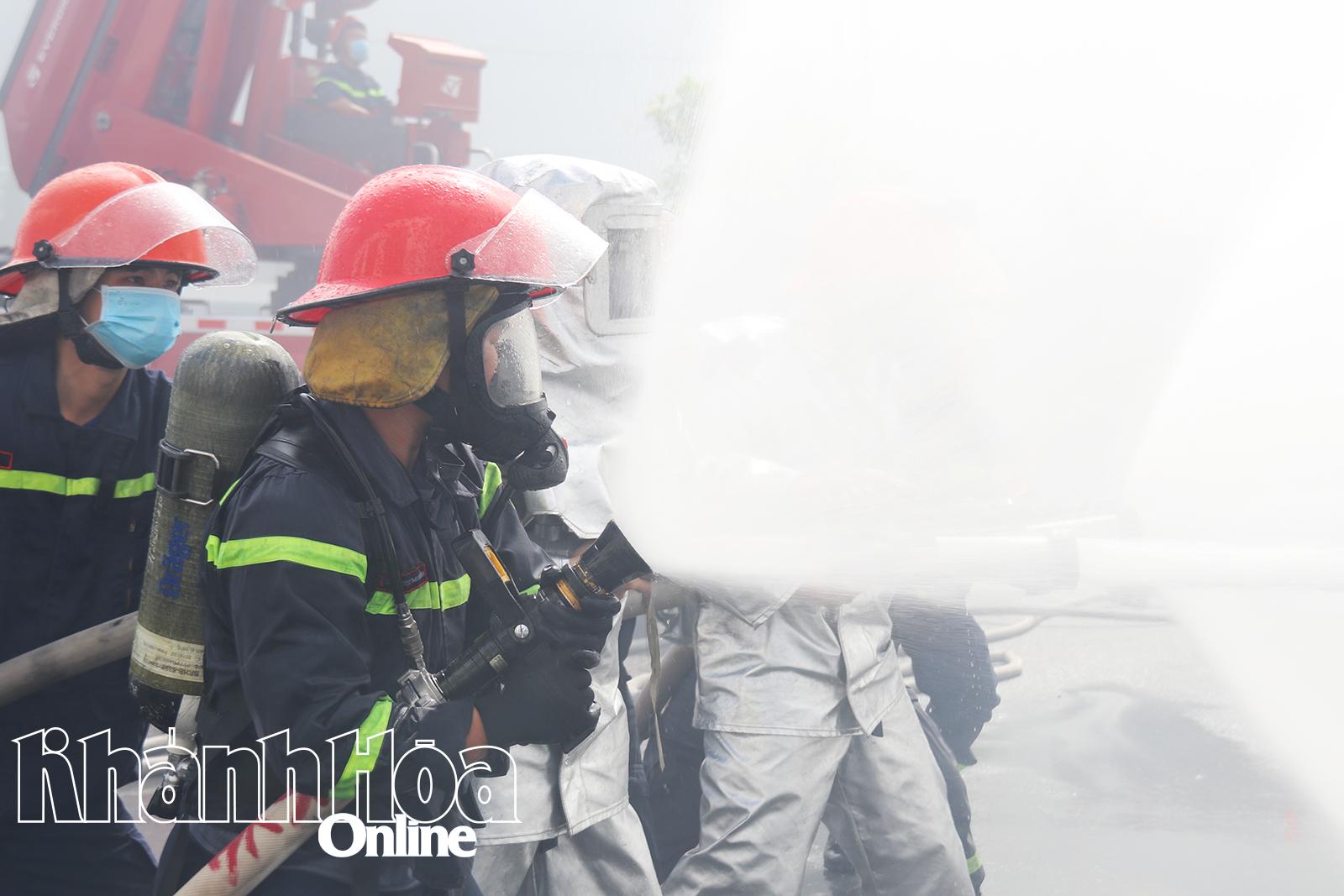 ក្រុម​អ្នក​ពន្លត់​អគ្គិភ័យ​បាន​ផ្តោត​លើ​ការ​បាញ់​ទឹក​ពន្លត់ និង​បាញ់​ពន្លត់។