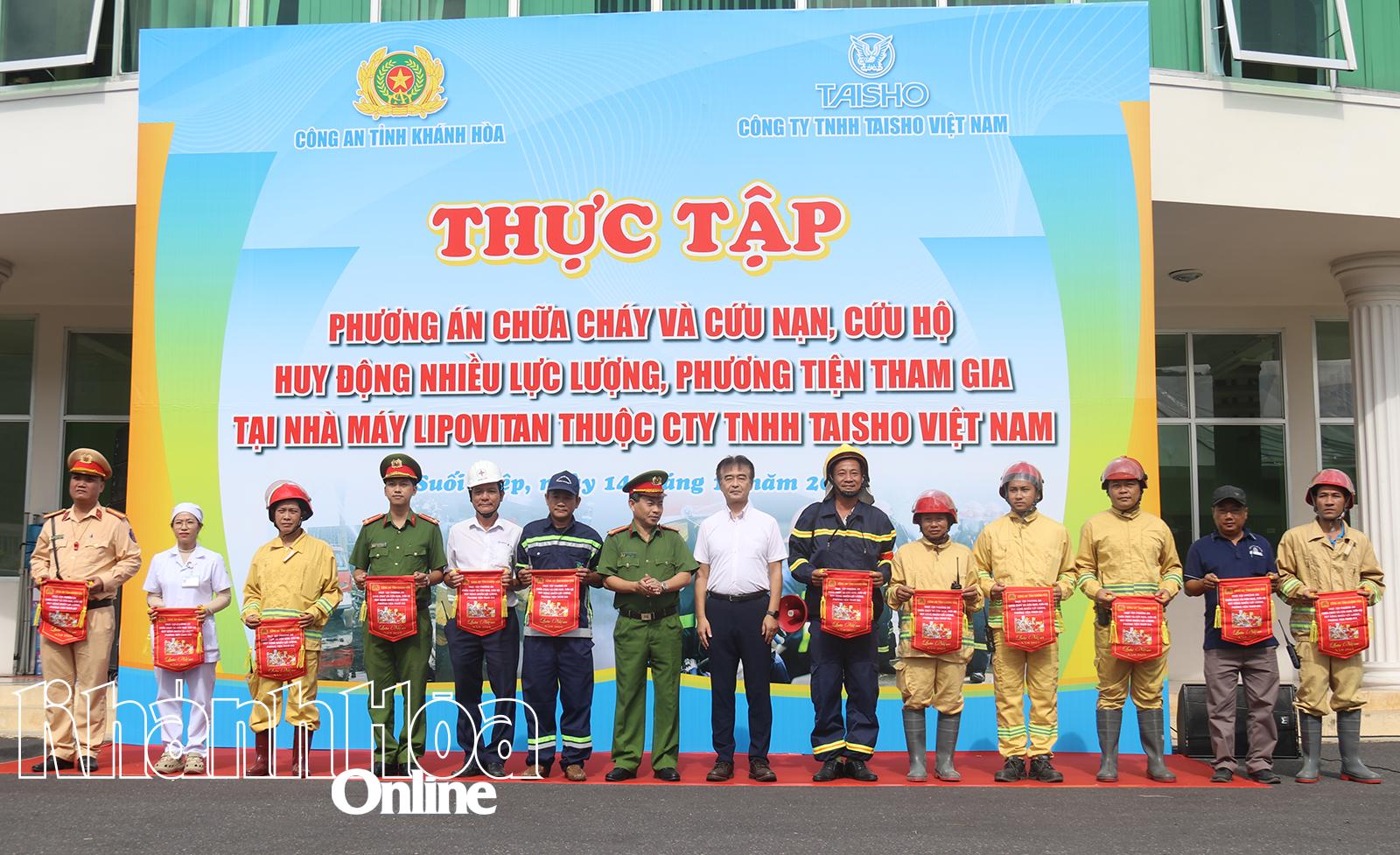 គណៈបញ្ជាការបានប្រគល់ទង់វត្ថុអនុស្សាវរីយ៍ដល់កងកម្លាំងដែលចូលរួមក្នុងសមយុទ្ធពន្លត់អគ្គីភ័យ និងជួយសង្គ្រោះ។