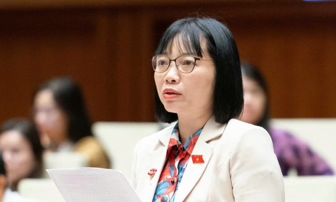 Biträdande chef för Hai Phongs stadsdelegation talar vid mötet på morgonen den 14 november. Foto: National Assembly Media