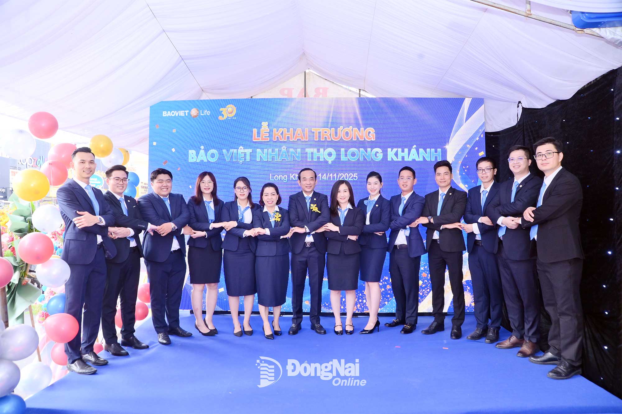 Lãnh đạo Công ty Bảo Việt Nhân thọ và các cán bộ, nhân viên, quản lý trong buổi lễ khai trương Bảo Việt Nhân thọ Long Khánh. Ảnh: Khôi Nguyên