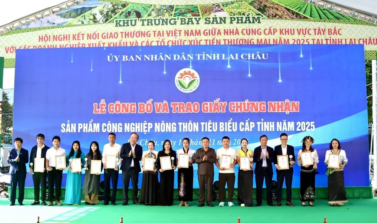 13 sản phẩm của các doanh nghiệp, HTX được trao giấy chứng nhận sản phẩm công nghiệp nông thôn tiêu biểu tỉnh Lai Châu năm 2025. Ảnh: Cục Quản lý và PT thị trường trong nước.