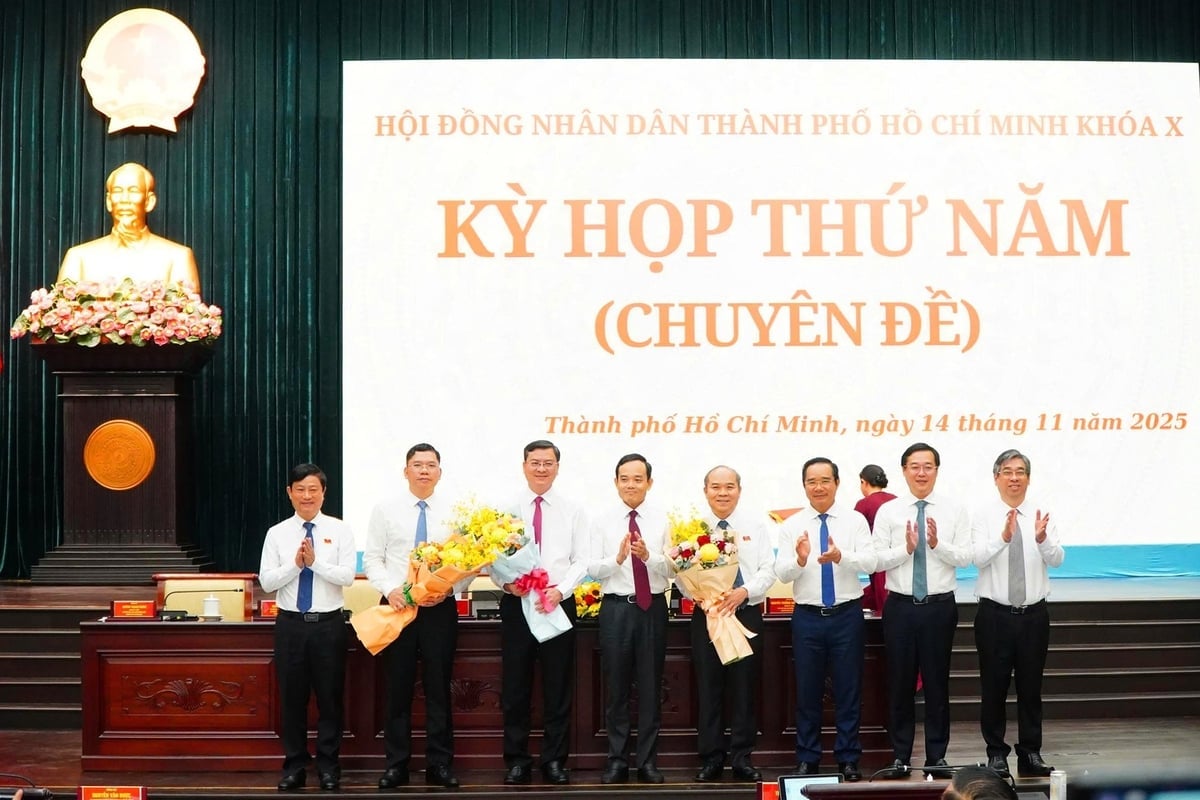 Bí thư Thành ủy TP.HCM Trần Lưu Quang, Chủ tịch HĐND TP.HCM Võ Văn Minh, Chủ tịch UBND TP.HCM Nguyễn Văn Được cùng các lãnh đạo thành phố tặng hoa chúc mừng ba tân Phó Chủ tịch UBND TP.HCM. Ảnh: Kim Sáng.