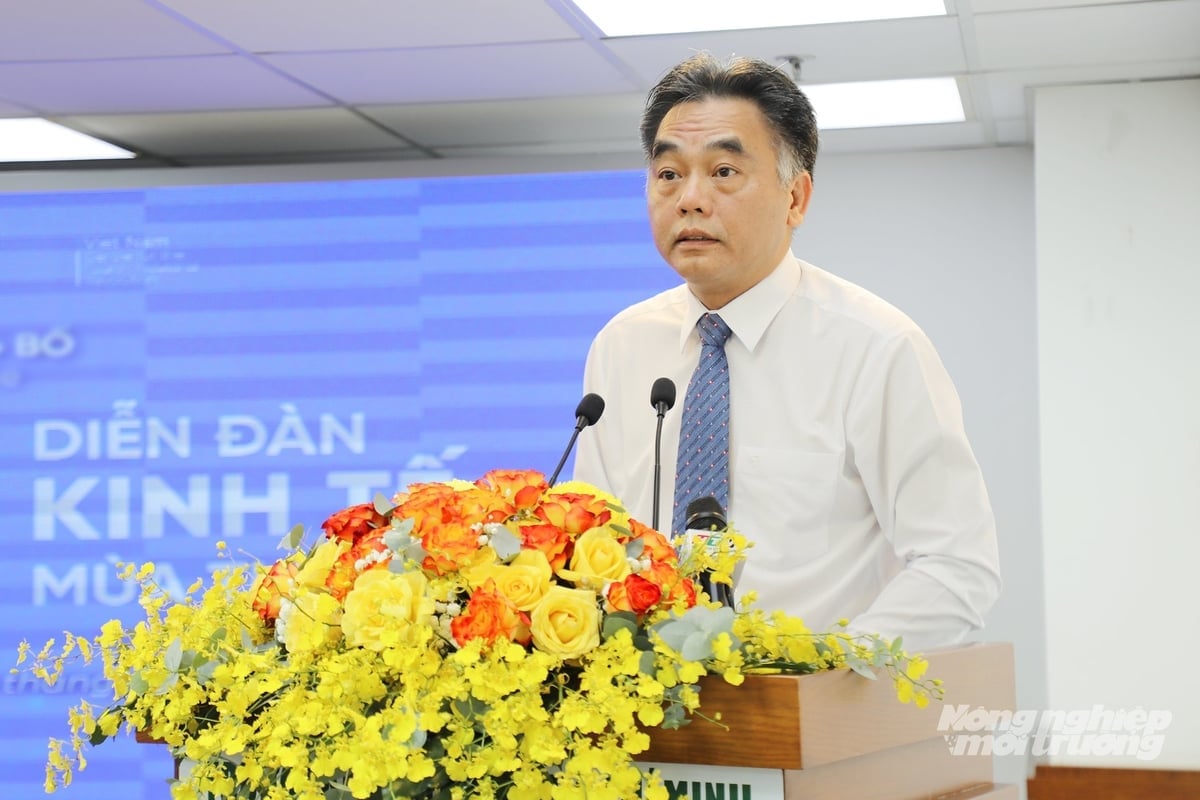 Nguyen Loc Ha, vicevoorzitter van het Volkscomité van Ho Chi Minhstad en hoofd van het organiserend comité van het forum, riep de pers op om actief deel te nemen en bij te dragen aan de verspreiding van nieuw ontwikkelingsdenken en een maatschappelijk draagvlak te creëren voor de substantiële uitvoering van het groen-digitale transformatieproces. Foto: Nguyen Thuy. Phó Chủ tịch UBND TP.HCM Nguyễn Lộc Hà, Trưởng ban tổ chức Diễn đàn, kêu gọi báo chí đồng hành tích cực, góp phần lan tỏa tư duy phát triển mới và tạo nền tảng xã hội cho quá trình chuyển đổi xanh - số diễn ra thực chất. Ảnh: Nguyễn Thủy.