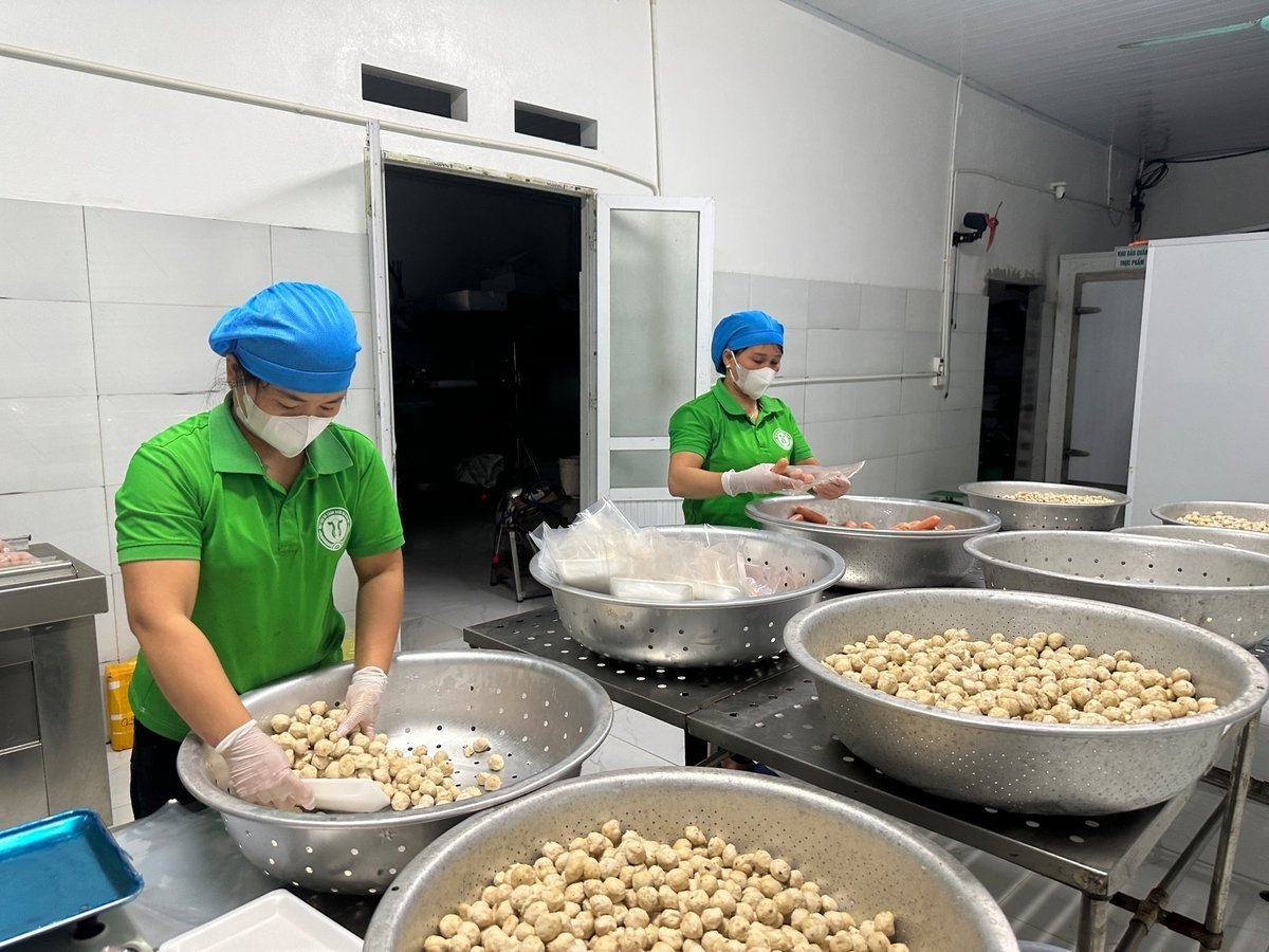 Naast de productie van rauwe producten zijn startups ook zeer actief in de verwerking van dierlijke producten. Foto: Quang Linh. Ngoài sản xuất thô, các đơn vị khởi nghiệp rất tích cực trong khâu chế biến sản phẩm chăn nuôi. Ảnh: Quang Linh.