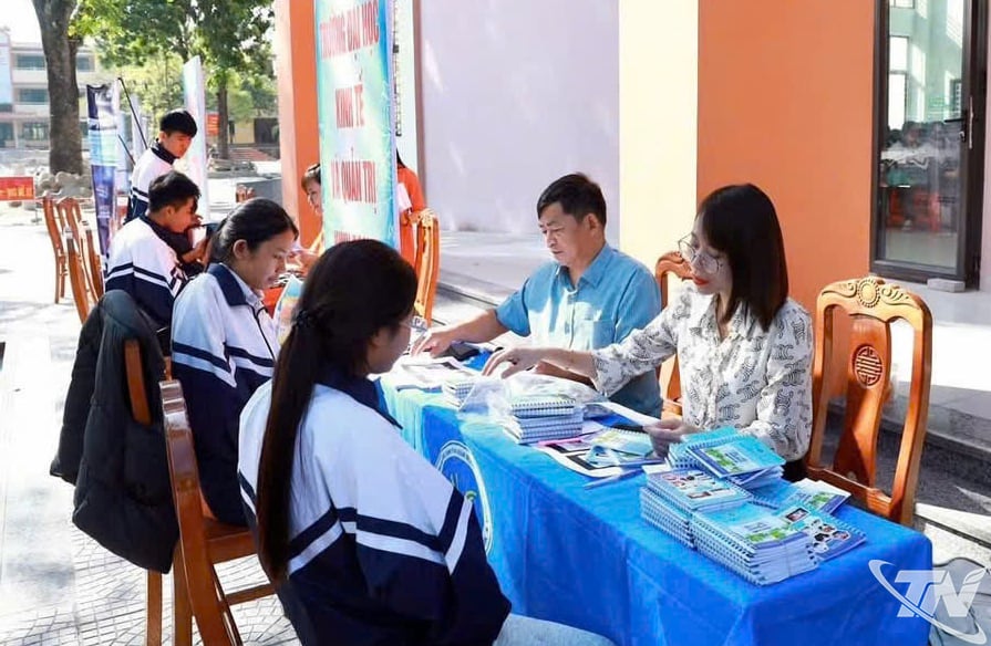 Tjänstemän och personal vid Arbetsförmedlingen ger karriär- och jobbrådgivning till studenter i Van Xuan-distriktet.