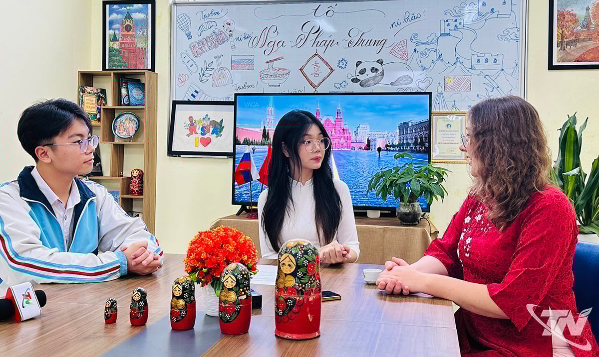  Cô Mariia (bên phải) trò chuyện cùng học sinh lớp 12 chuyên Nga,  
Trường THPT Chuyên Thái Nguyên.