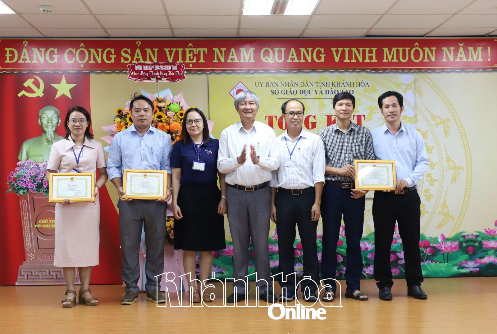 Lãnh đạo Sở Giáo dục và Đào tạo trao giải Nhất cho 3 tác giả, nhóm tác gia xuất sắc.