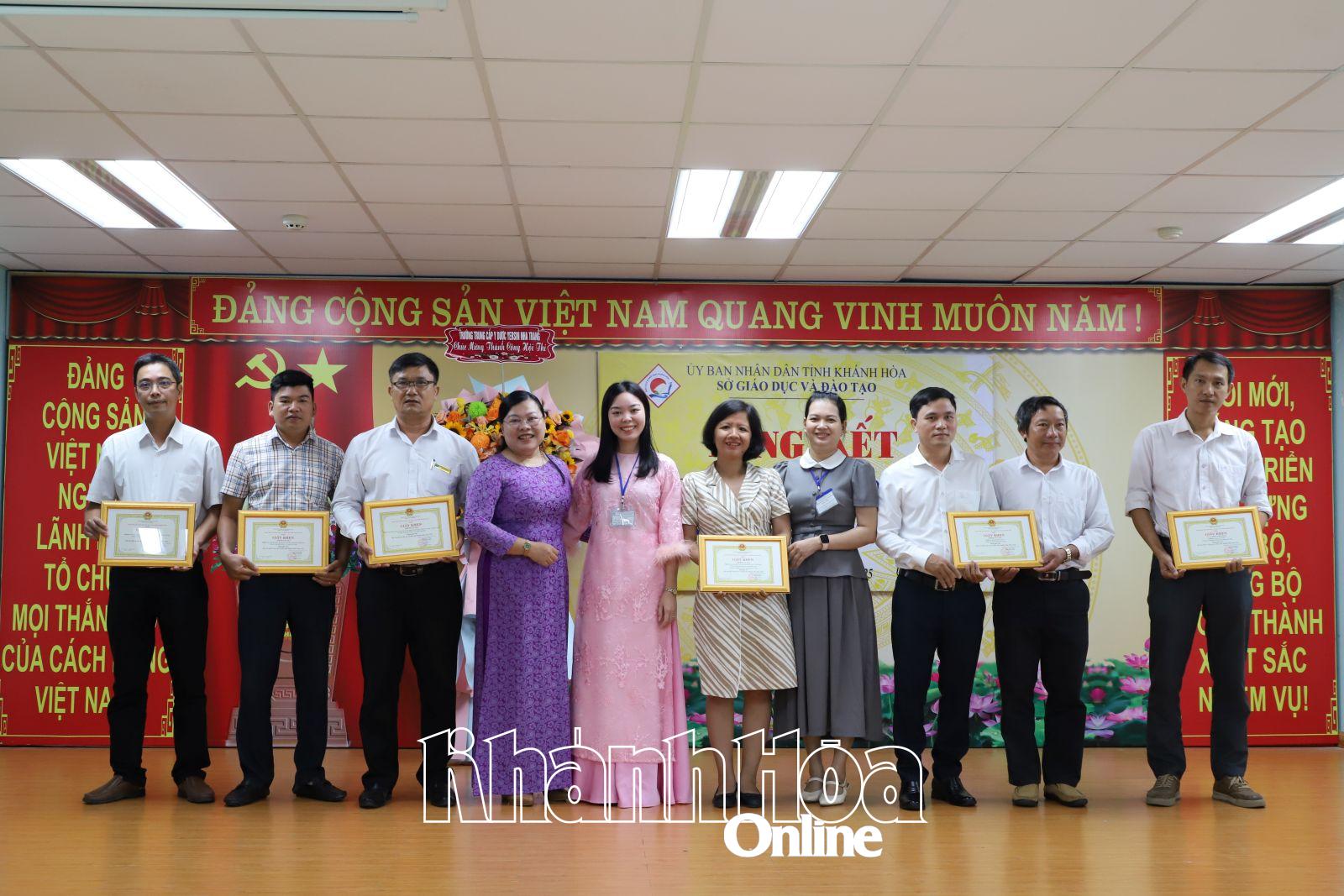 Lãnh đạo Sở Giáo dục và Đào tạo trao giải Nhì cho các tác giả, nhóm tác giả.