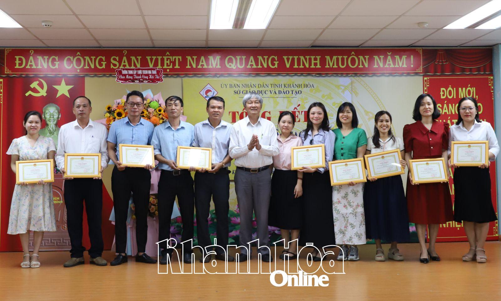 Lãnh đạo Sở Giáo dục và Đào tạo trao giải Ba cho các tác giả, nhóm tác giả.