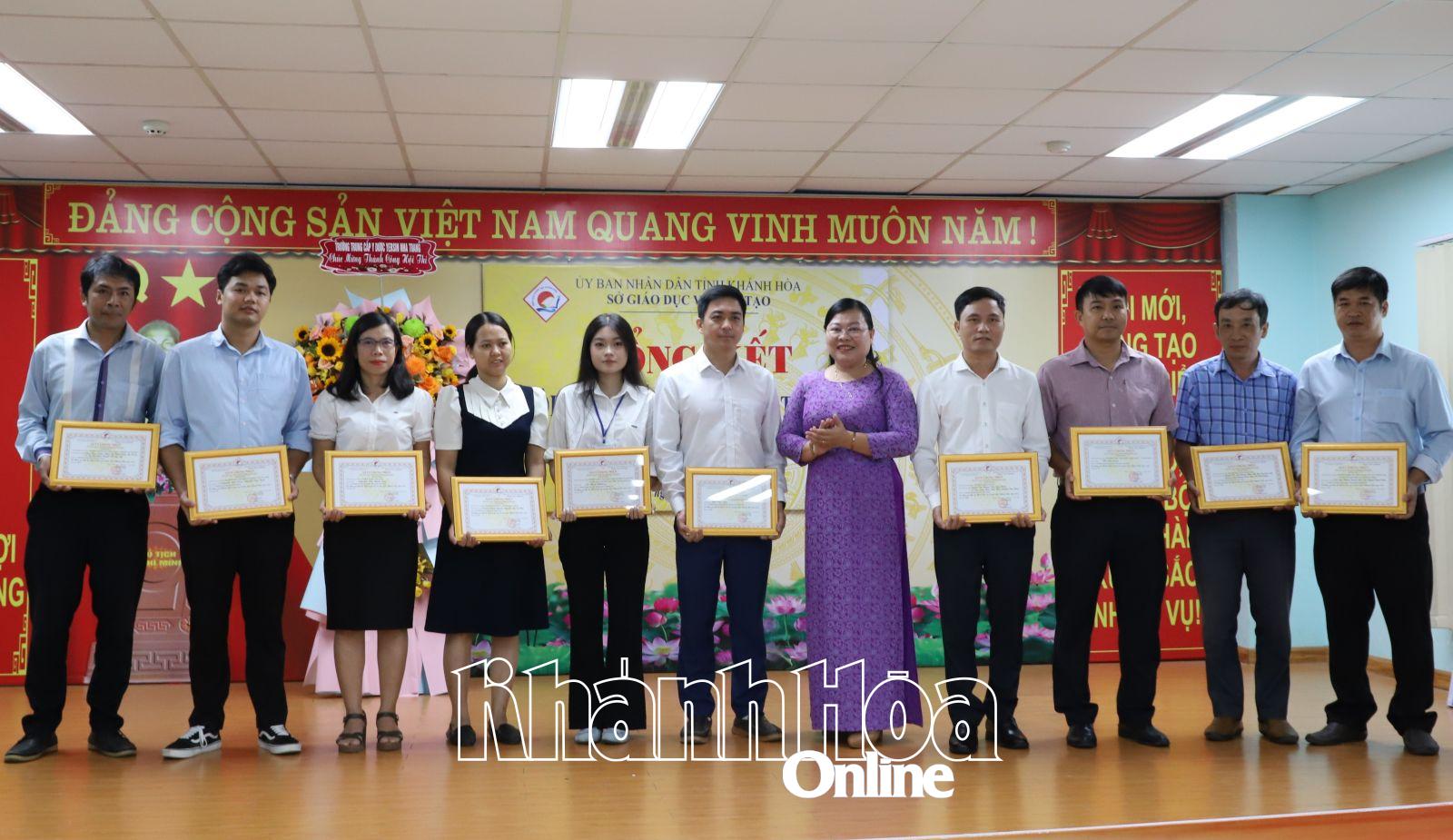 Lãnh đạo Sở Giáo dục và Đào tạo trao giải Khuyến khích cho các tác giả, nhóm tác giả.
