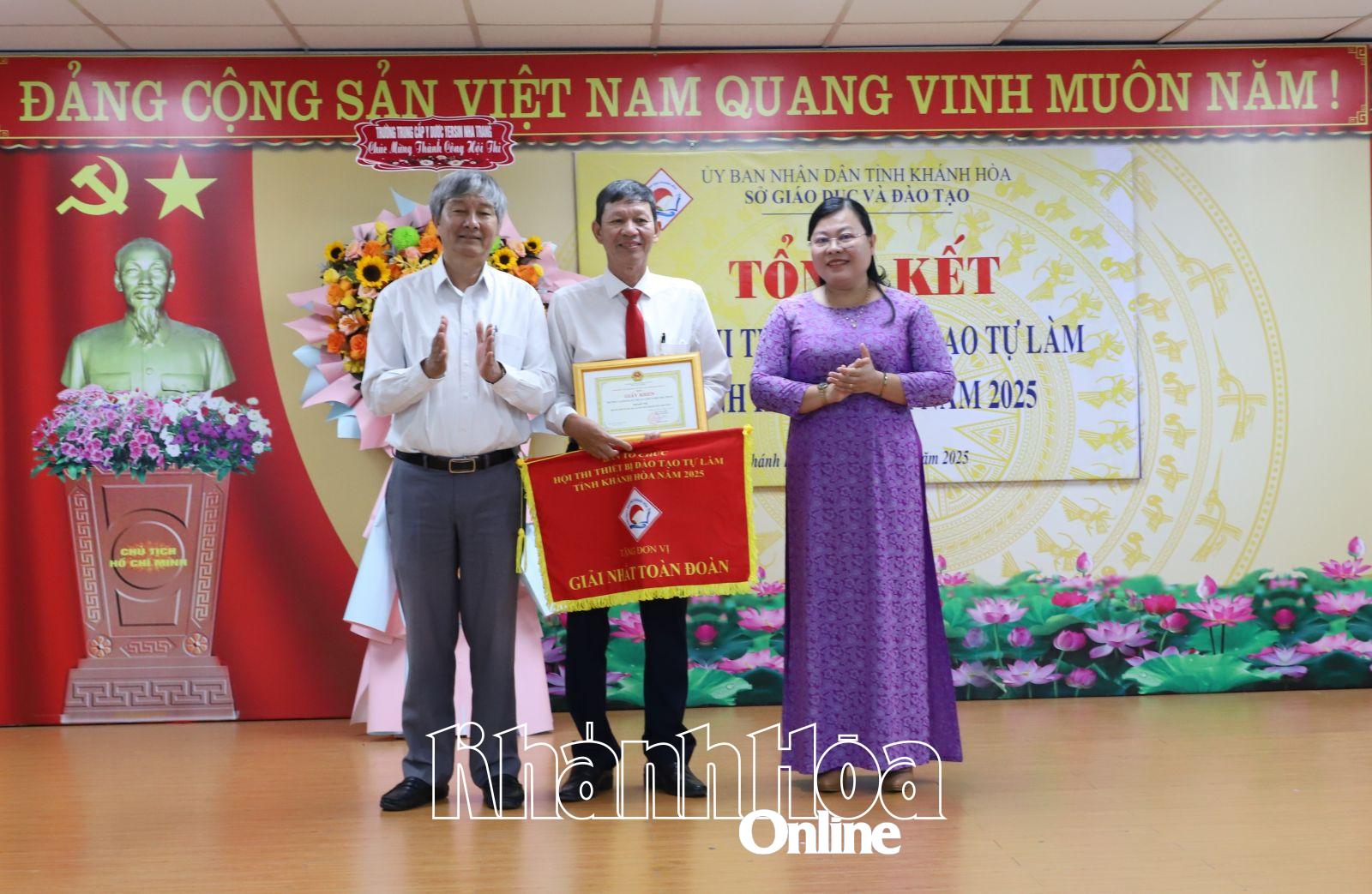 Lãnh đạo Sở Giáo dục và Đào tạo trao giải Nhất toàn đoàn cho Trường Cao đẳng Kỹ thuật Công nghệ Nha Trang.