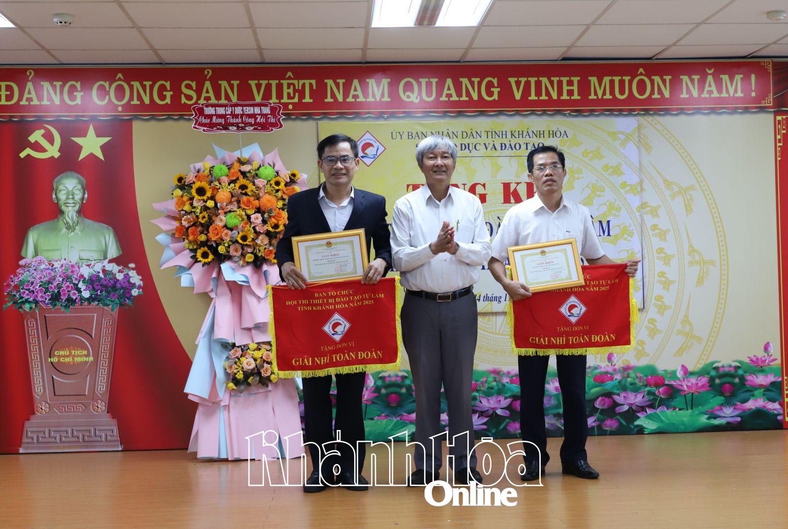 Trao giải Nhì và Ba toàn đoàn cho các đơn vị.