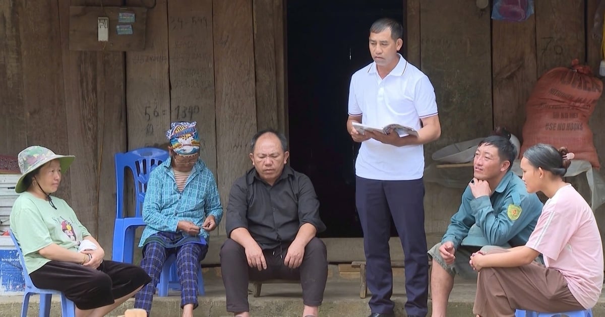 Cán bộ kiểm lâm hướng dẫn bà con phát dọn thực bì ở vùng đệm Vườn Quốc gia Hoàng Liên. Ảnh: Vạn Tâm.