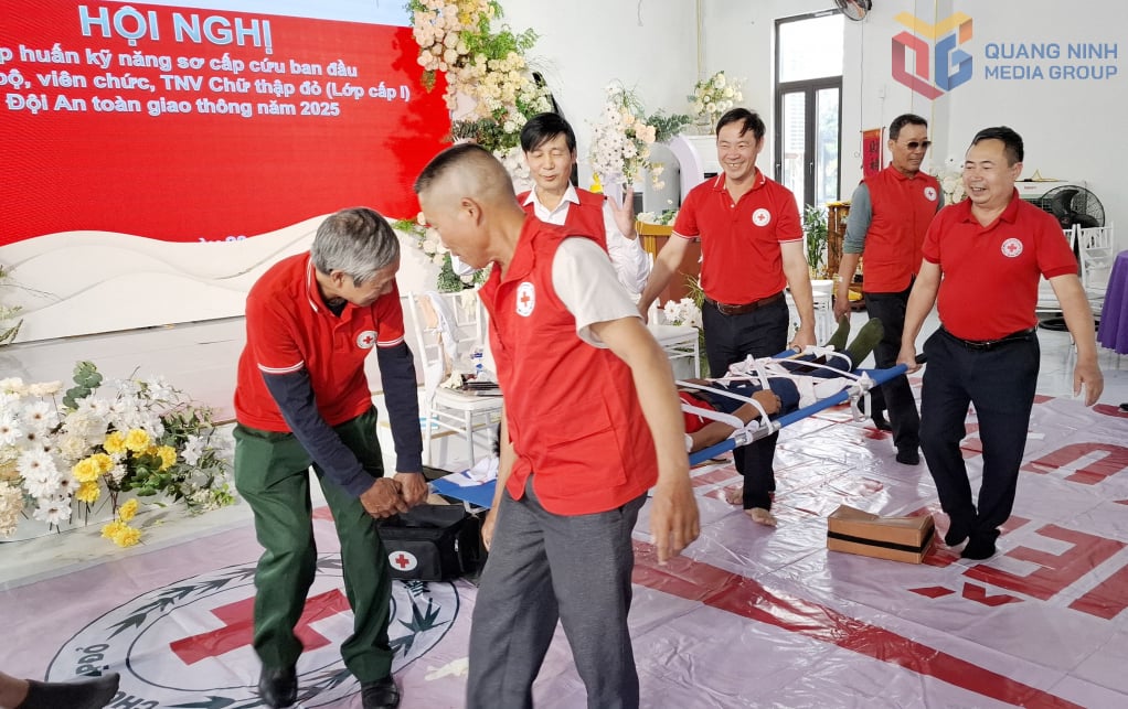 Trafik güvenliği ilk yardım gönüllüleri, Ekim 2025'te İl Kızılay'ı tarafından düzenlenen ilk yardım becerileri eğitim sınıfında pratik yapıyor.