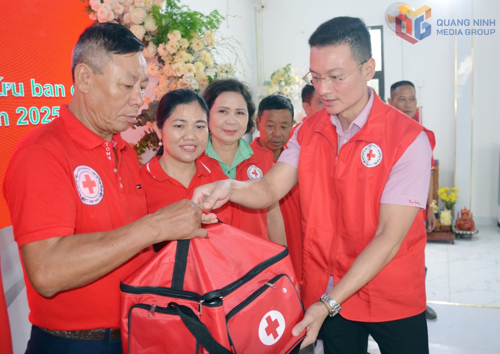 İl Kızılay Derneği Başkan Yardımcısı Nguyen Tuan Anh, 2025 yılında Trafik Güvenliği Gönüllü Ekiplerine ilk yardım çantaları takdim etti.