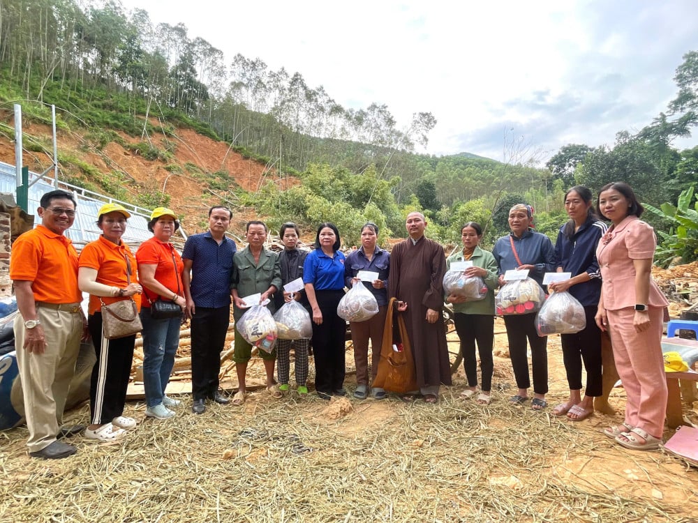 Ban Từ thiện chùa Thiền Lâm - Gò Kén Tây Ninh tặng quà đồng bào có nhà bị lũ cuốn trôi ở tỉnh Lạng Sơn
