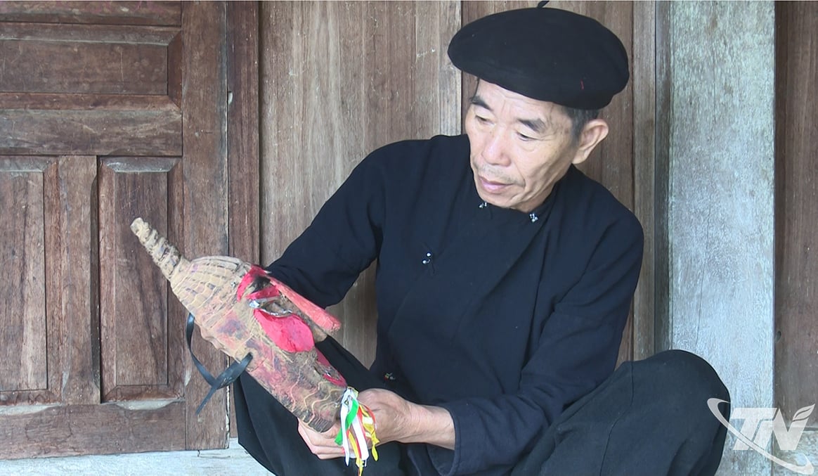 Господин Хоанг Ван Кау, деревня Кхау Данг, коммуна Банг Тхань, заново декорировал свою деревянную маску.