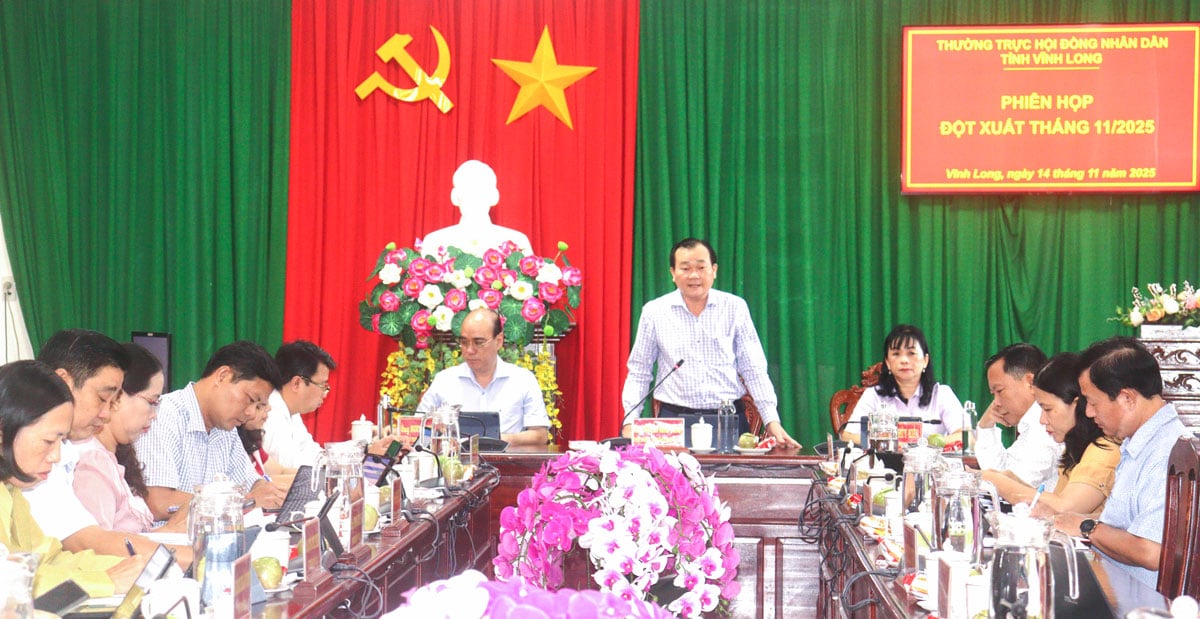 សមមិត្ត Nguyen Minh Dung - អនុលេខាគណៈកម្មាធិការបក្សខេត្ត ប្រធានក្រុមប្រឹក្សាប្រជាជនខេត្ត និងគណៈប្រតិភូចូលរួមកិច្ចប្រជុំ។   