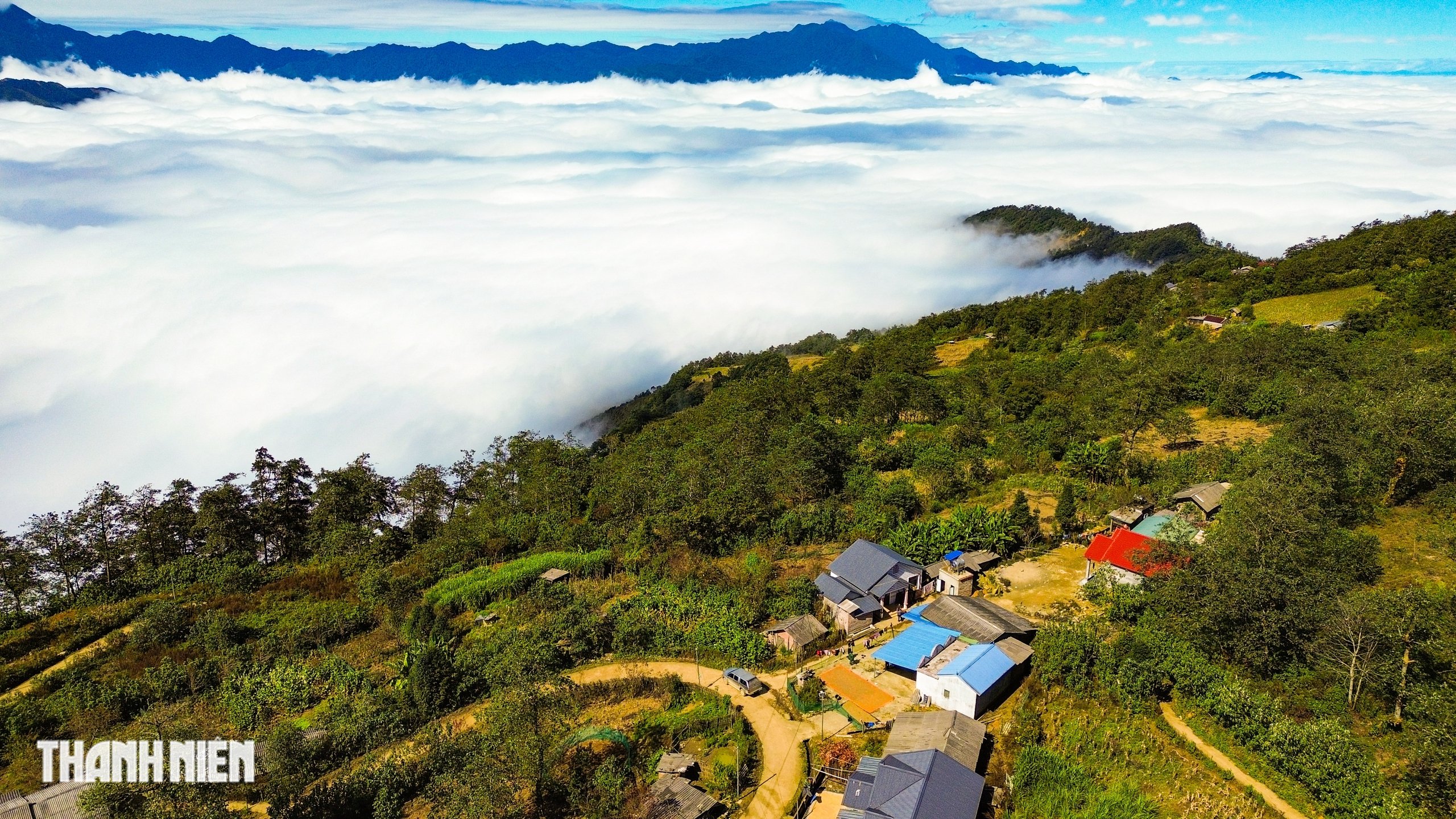 Ngắm 'biển mây' cuộn trào ở ngôi làng cao nhất Việt Nam - Ảnh 1.