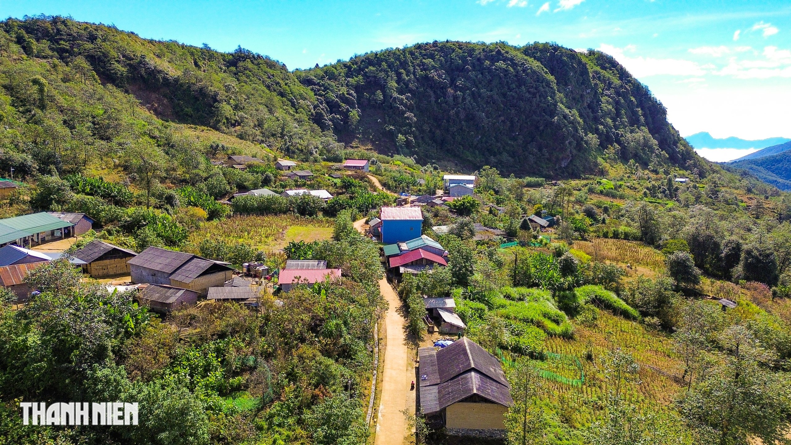 Ngắm 'biển mây' cuộn trào ở ngôi làng cao nhất Việt Nam - Ảnh 2.
