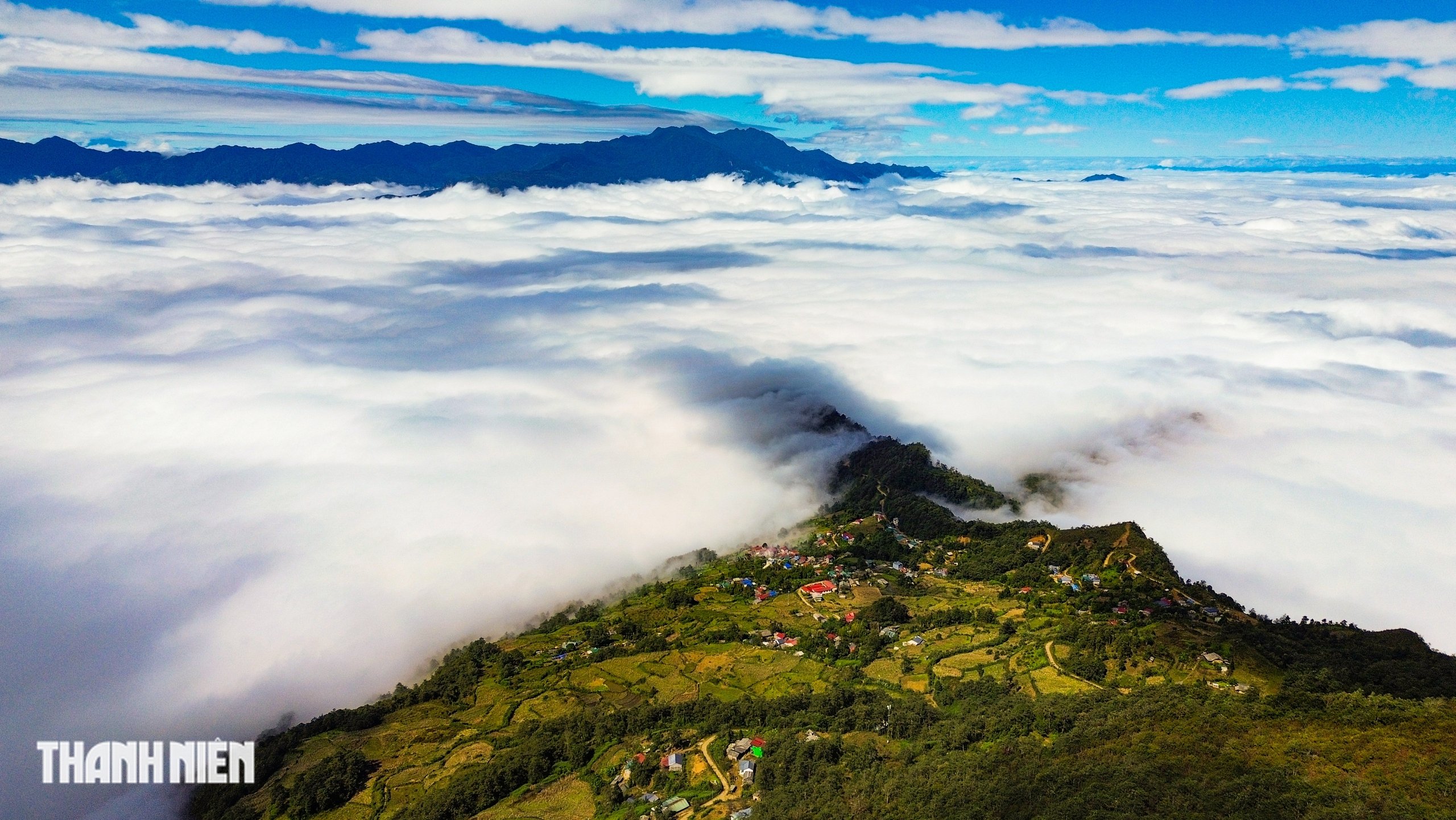 Ngắm 'biển mây' cuộn trào ở ngôi làng cao nhất Việt Nam - Ảnh 3.