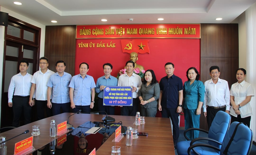 Đoàn công tác của TP. Hải Phòng hỗ trợ 10 tỷ đồng giúp Đắk Lắk khắc phục hậu quả sau bão số 13.