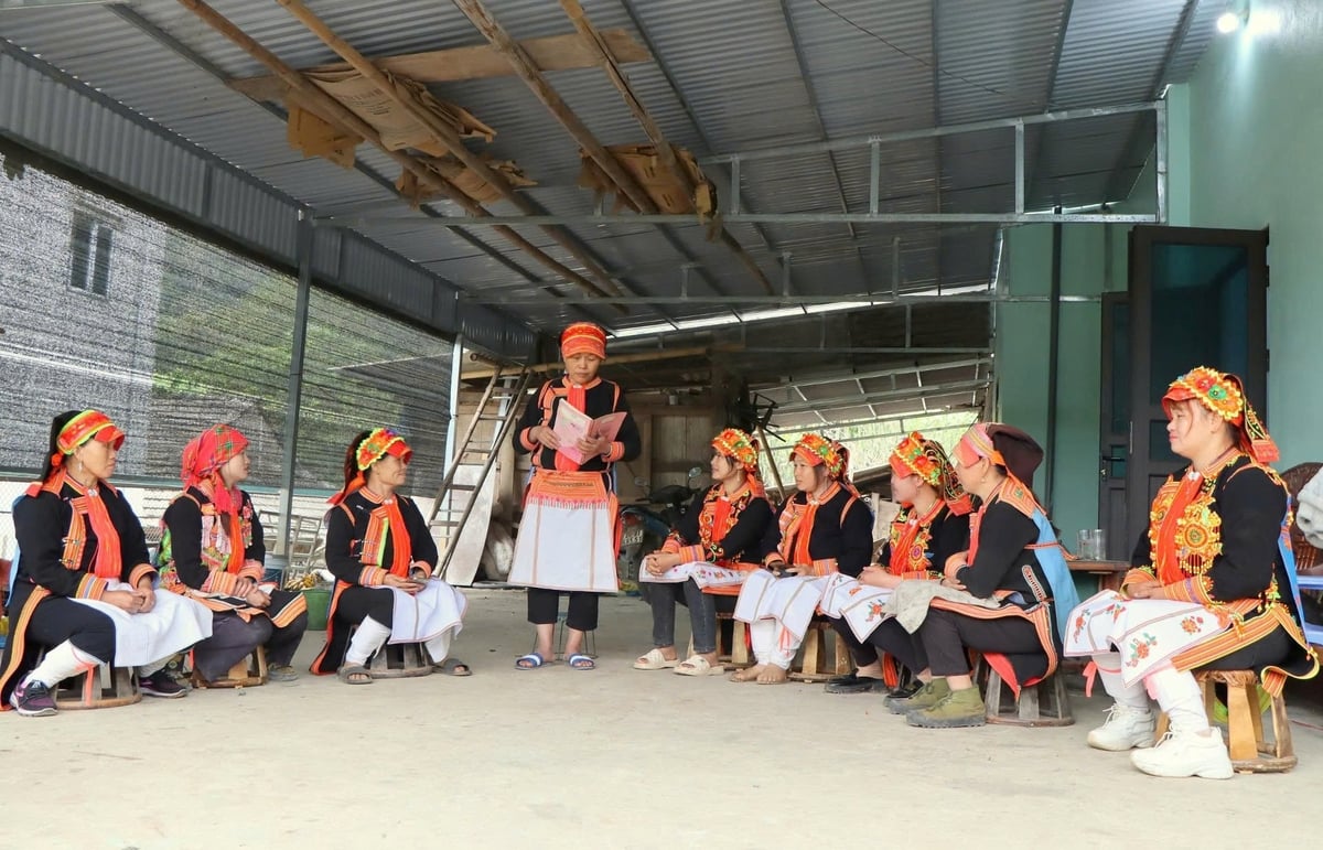 Lớp tập huấn kỹ năng nghề thủ công truyền thống cho phụ nữ dân tộc Dao. Ảnh: M.K.