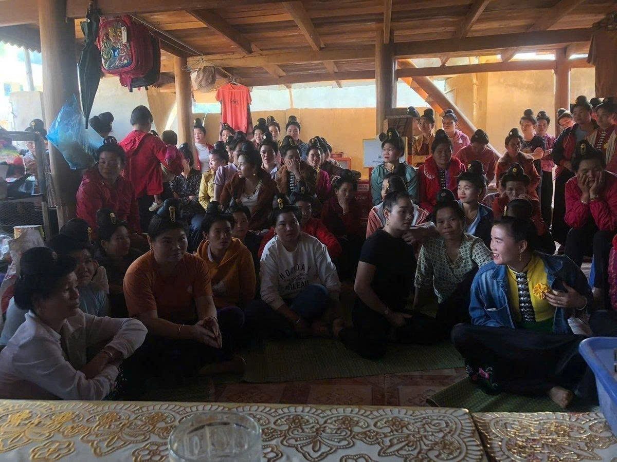 Lớp tập huấn nghề dệt thổ cẩm nâng cao thu nhập cho đồng bào dân tộc Thái. Ảnh: H.C. 