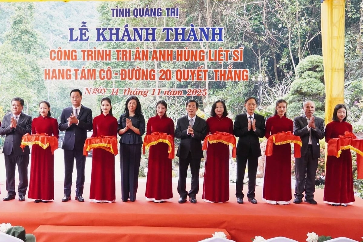 Các đại biểu cắt băng khánh thành công trình tôn tạo Di tích Quốc gia đặc biệt hang Tám Cô-Đường 20 Quyết Thắng. Ảnh: Quốc Việt.
